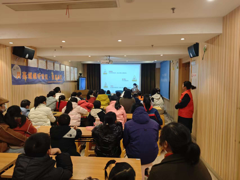 金甲社区开展未成年人防性侵害普法宣传活动。通讯员供图