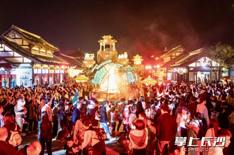 铜官窑国风乐园“天马流星节”已于13日浪漫启幕。 均为景区供图
