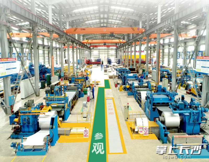 顺新金属的车间里，“火力全开”的实干热潮扑面而来。