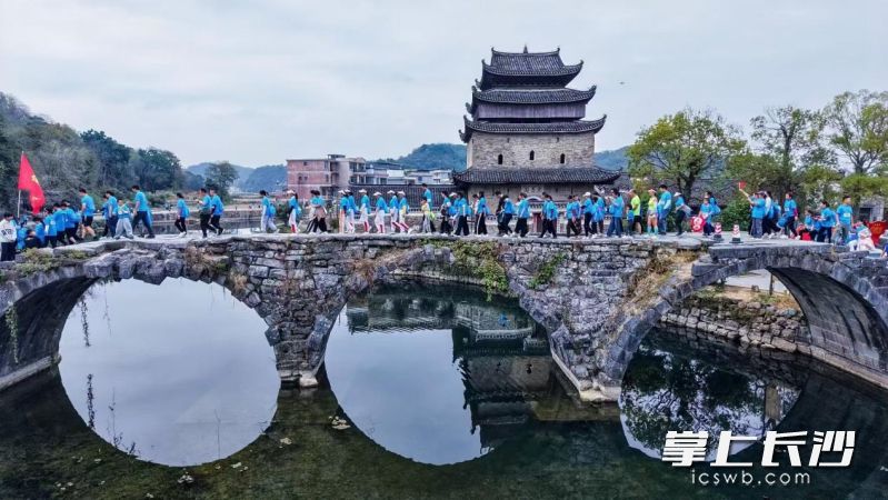 跑友穿梭江永美景。均为主办方 供图