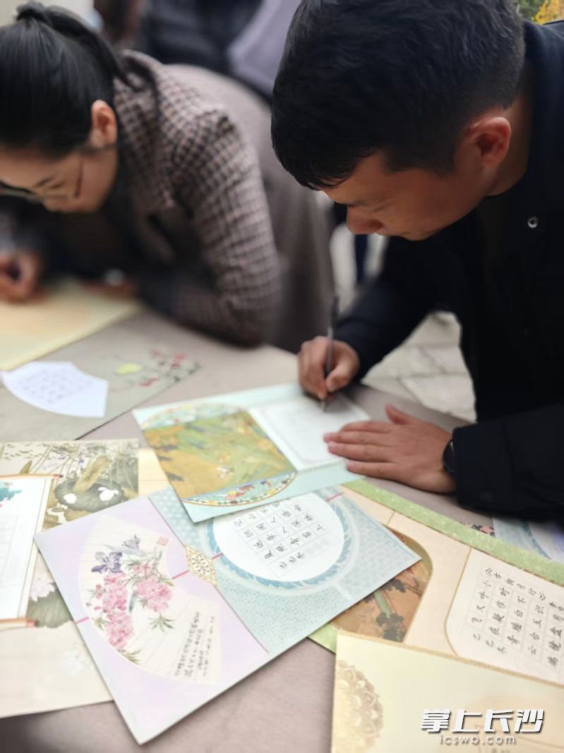 家长们积极体验各种活动。