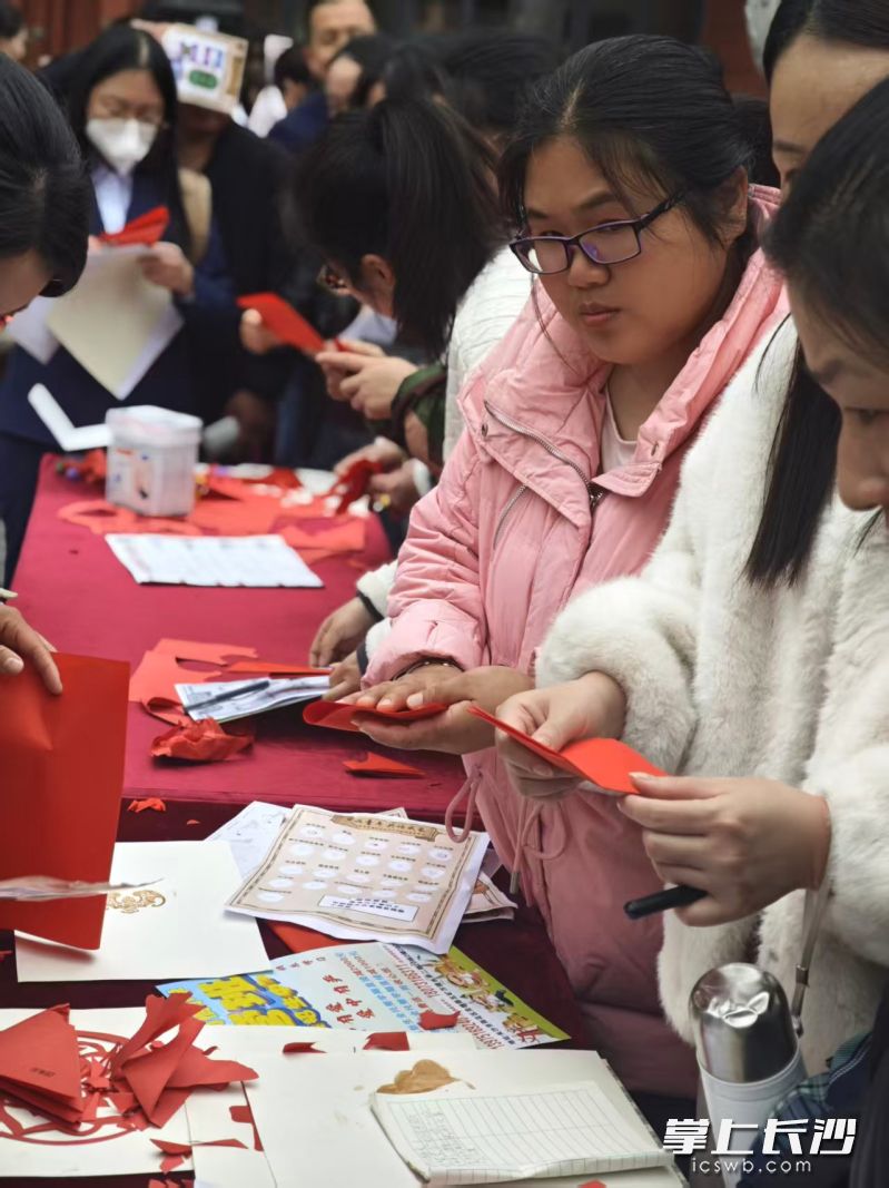 家长们打卡剪纸项目。