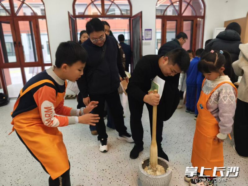 志愿学生的热情给了参加活动的家长们足够的情绪价值。