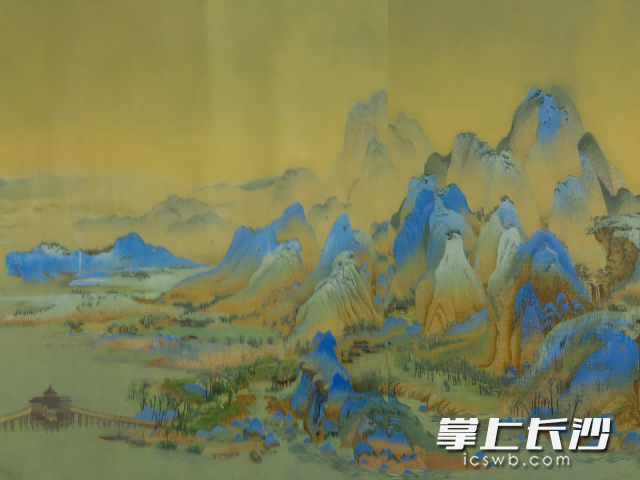 在北京举行的全球妇女峰会上，展出了江再红湘绣作品《千里江山图》（局部）。 除署名外均为长沙市湘绣研究所供图