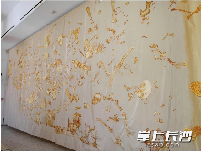 江再红创作的“世界上最大的刺绣作品”——50平方米的湘绣双面绣《阴功轴》（又名：《里里外外》）。