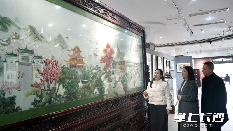 展厅里江再红（左一）导赏湘绣《春夏秋冬》，绣尽四季美景。 长沙晚报全媒体记者 刘琼萍 聂思佳 摄