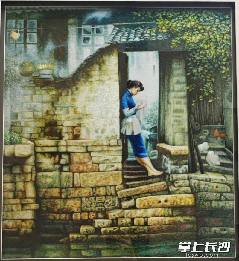 江再红的代表作品之一《水巷人家》，体现了湘绣“以针代笔、以线晕色”的技艺特点。 资料图片