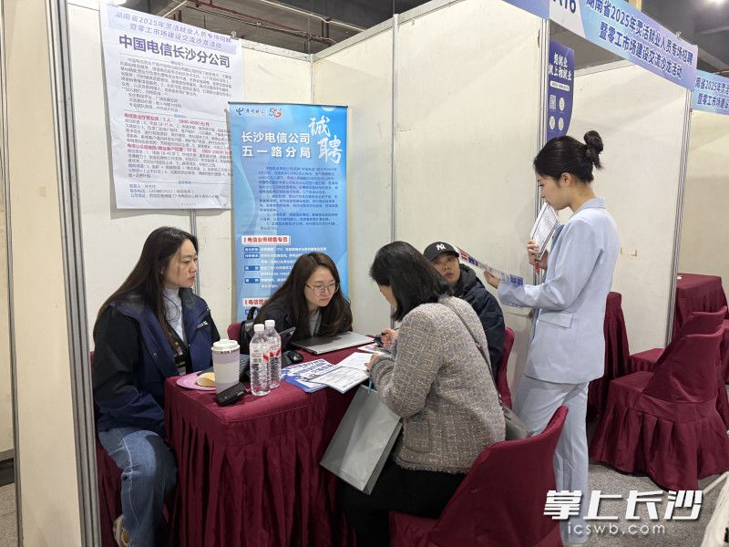 现场80家企业提供3000余个岗位。