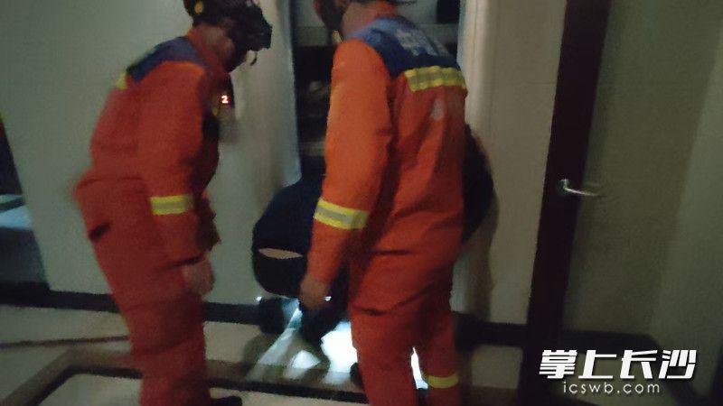 消防员正在进行救援。 长沙晚报通讯员 王磊 摄