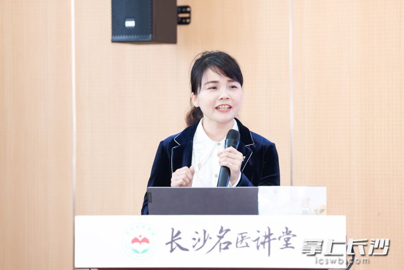 余孝君进行专题讲座。 余孝君进行专题讲座。