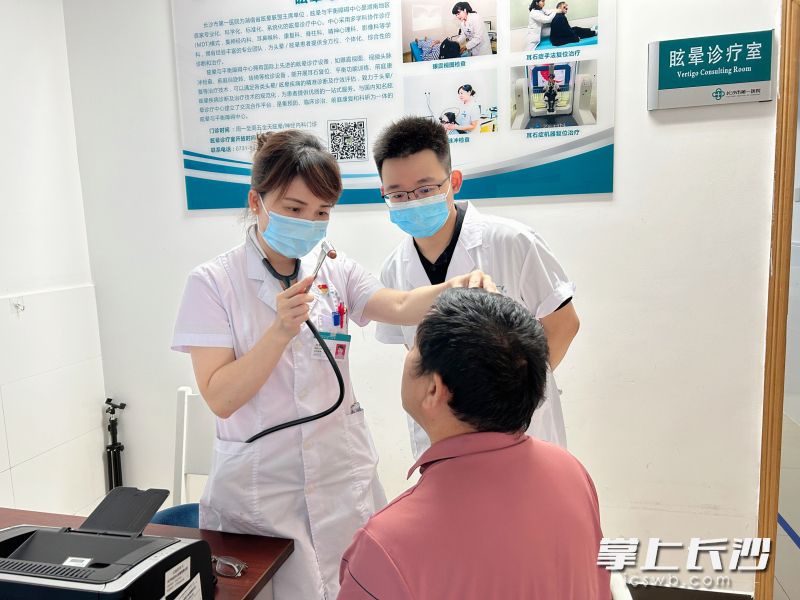 余孝君为患者进行检查。 均为医院供图 余孝君为患者进行检查。 均为医院供图