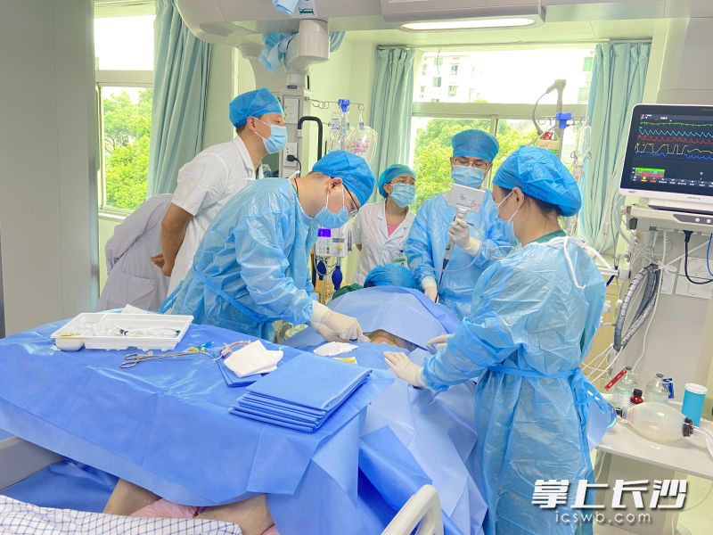 医护团队专注救治病情危重且生命体征极不稳定的急性期患者。 均为医院供图