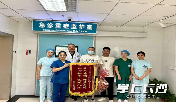 一面锦旗饱含深情。