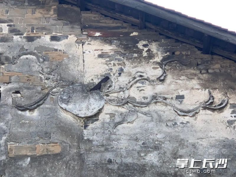 修复前,天符宫北侧山墙上的寿桃与锦绶图案。 长沙晚报通讯员 壹心 摄 修复前,天符宫北侧山墙上的寿桃与锦绶图案。 长沙晚报通讯员 壹心 摄