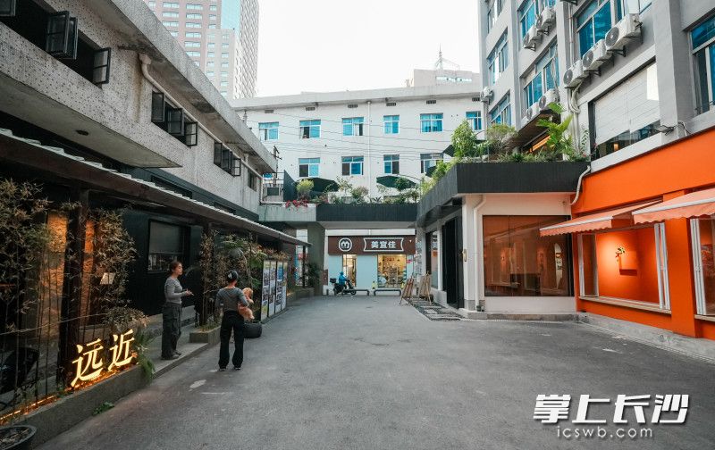 侯家塘街道爱民里·摩登花园多家商家为观赛球迷提供专属优惠。 长沙晚报全媒体记者 陈飞 摄