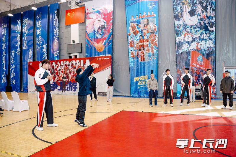 活动现场,球迷与球员组队挑战投篮。 活动现场,球迷与球员组队挑战投篮。