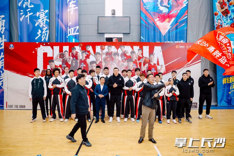 出征仪式现场授旗。 均为勇胜俱乐部供图 出征仪式现场授旗。 均为勇胜俱乐部供图