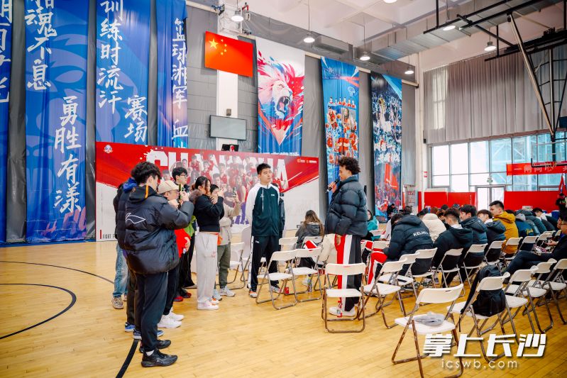 球员接受媒体采访。 球员接受媒体采访。