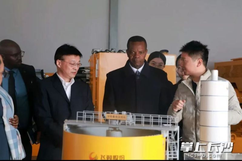 12月8日,马拉维共和国驻长沙总领事馆总领事哈里斯•斯图茨•波塔尼率团考察飞翼股份(上图)、桑铼特农机(下图)等宁乡企业。宁乡中小企业公共服务平台供图 12月8日,马拉维共和国驻长沙总领事馆总领事哈里斯•斯图茨•波塔尼率团考察飞翼股份(上图)、桑铼特农机(下图)等宁乡企业。宁乡中小企业公共服务平台供图