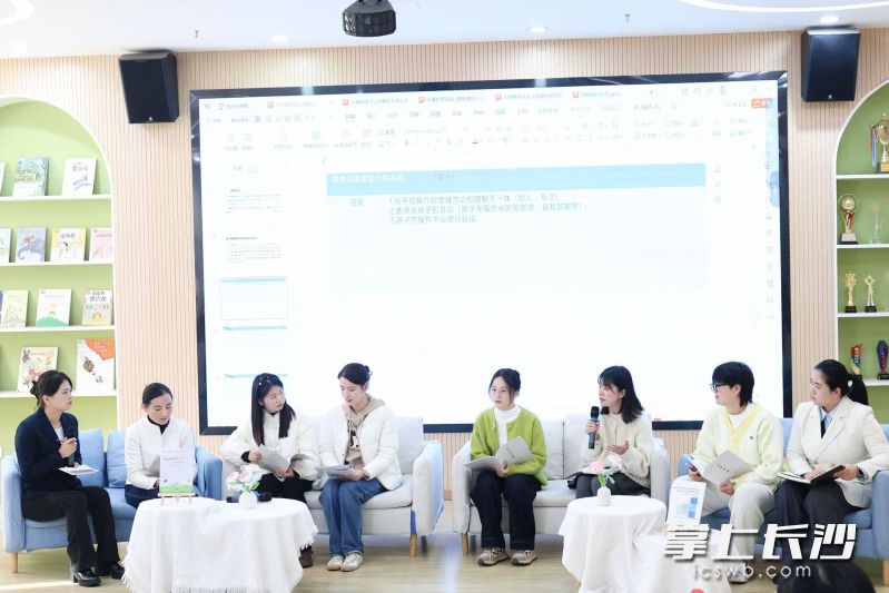 沙龙研讨中,与会教师围绕核心议题进行深度对话。 沙龙研讨中,与会教师围绕核心议题进行深度对话。