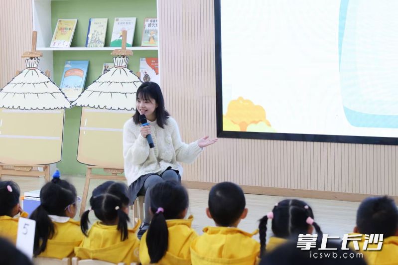 课例展示环节,名师工作室的一位成员带孩子们开展数学活动。 均为长沙晚报通讯员陈姣摄 课例展示环节,名师工作室的一位成员带孩子们开展数学活动。 均为长沙晚报通讯员陈姣摄