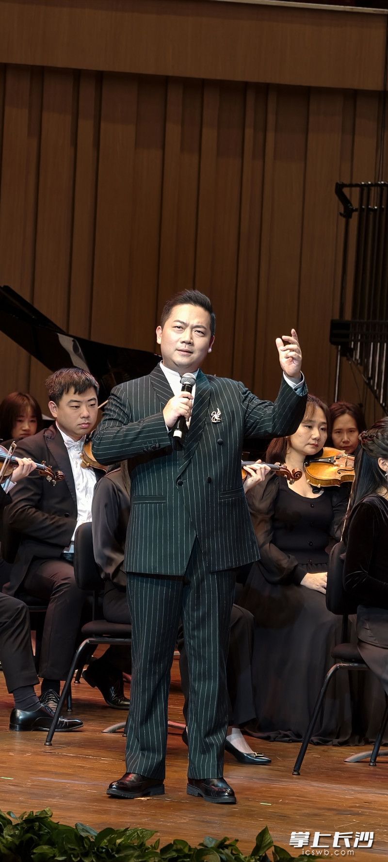 男声独唱《沁园春·长沙》。 男声独唱《沁园春·长沙》。