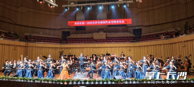 张音悦领衔省内优秀二胡演奏者奏响《长城随想曲》。 张音悦领衔省内优秀二胡演奏者奏响《长城随想曲》。