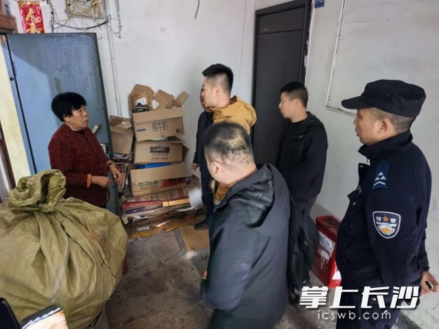 夏家冲社区联合多部门开展楼道堆物清理整治行动。  长沙晚报通讯员  贺蛟供图