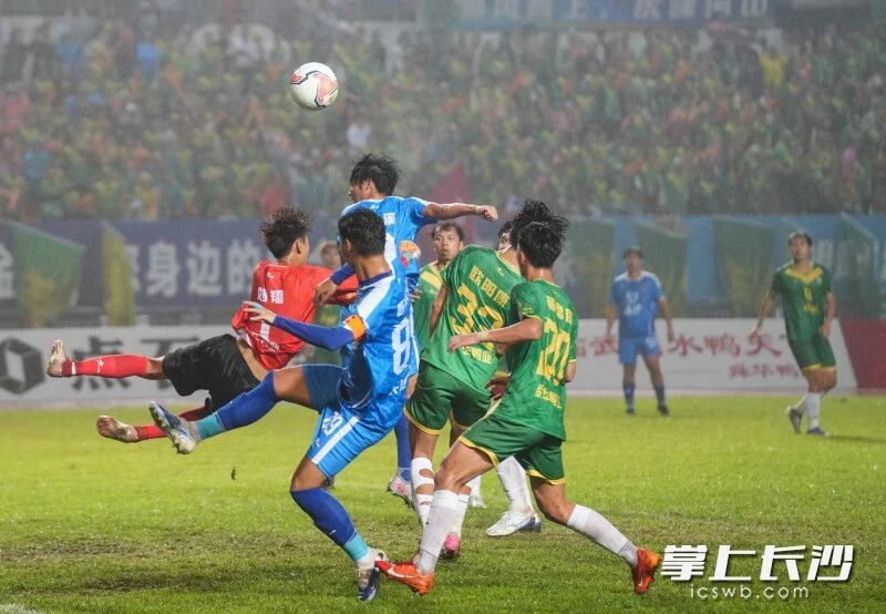 9月20日晚，“湘超”联赛第二轮进行，长沙队在客场挑战郴州队，0比0战平。图为双方雨中激战。邹麟 摄