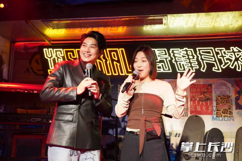 张偲偲与现场观众互动。 张偲偲与现场观众互动。