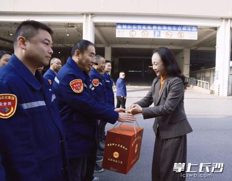 张白云在工会驿站-长沙公交集团汽车西站望城坡站慰问一线工作人员。 长沙晚报通讯员 阙胜瑶 供图 张白云在工会驿站-长沙公交集团汽车西站望城坡站慰问一线工作人员。 长沙晚报通讯员 阙胜瑶 供图