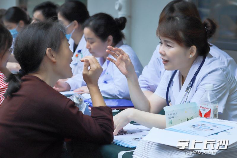 余孝君与咨询者交流。