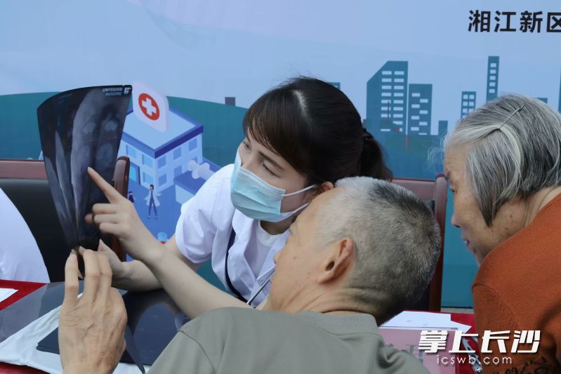 余孝君正在看诊。均为 医院供图