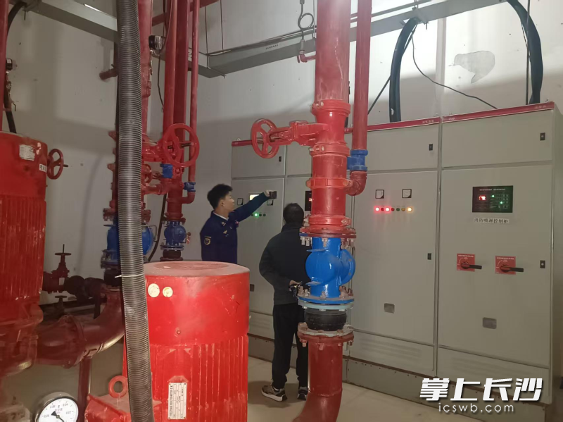 消防监督员在进行检查。  长沙晚报通讯员 汤淑 摄
