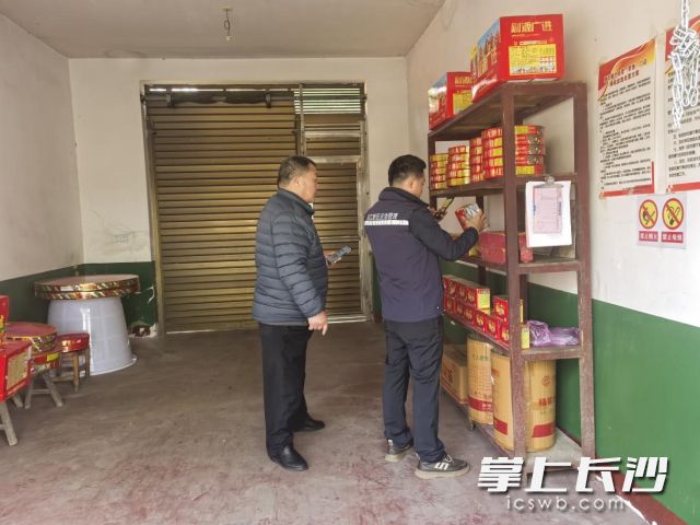 执法人员对全区90家烟花爆竹零售门店开展拉网式排查。 均为长沙晚报通讯员向玲娅供图 执法人员对全区90家烟花爆竹零售门店开展拉网式排查。 均为长沙晚报通讯员向玲娅供图