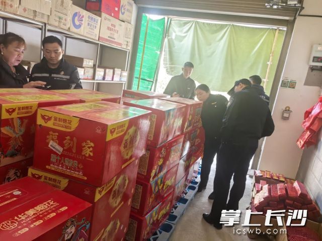 工作人员逐项核查现场安全条件。 工作人员逐项核查现场安全条件。