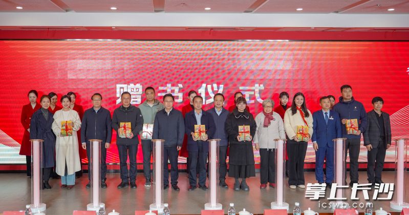 现场向一些中小学捐赠新书。 均为长沙晚报全媒体记者易亿摄 现场向一些中小学捐赠新书。 均为长沙晚报全媒体记者易亿摄