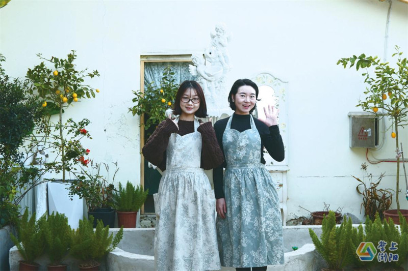 李娜(右)与李灿(左)用8个月时间,将荒芜土房改造成充满法式风情的小院。 李娜(右)与李灿(左)用8个月时间,将荒芜土房改造成充满法式风情的小院。