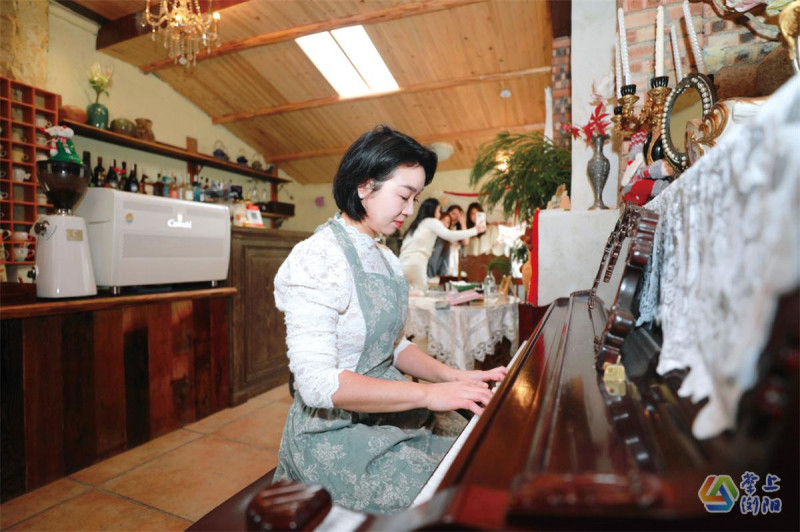 李娜坐在钢琴前弹奏,为小院增添了别样的文艺氛围。一杯创意特调饮品,尽显法式小院的巧思。 李娜坐在钢琴前弹奏,为小院增添了别样的文艺氛围。一杯创意特调饮品,尽显法式小院的巧思。