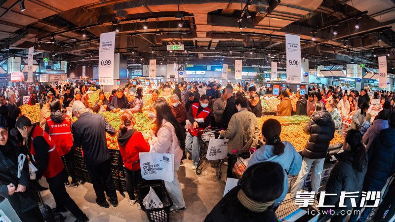 门店开业首日人气火爆。