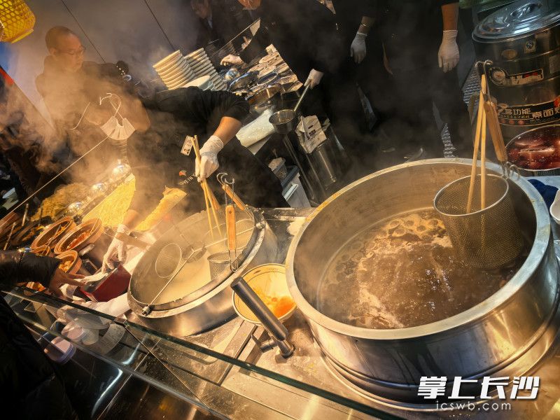 门店打破传统超市的单一购物功能，将餐饮体验深度融入购物场景。