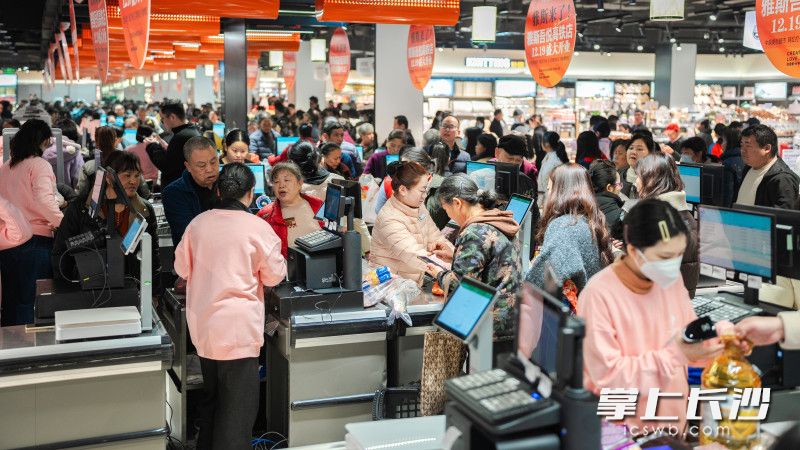 雅斯超市长沙主城区首店亮相雨花。 均为全媒体记者 周游 摄