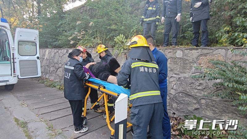 伤者被成功营救送医。