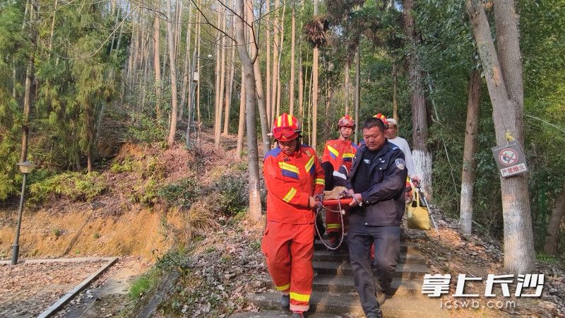 众人合力将伤者送下山。 众人合力将伤者送下山。