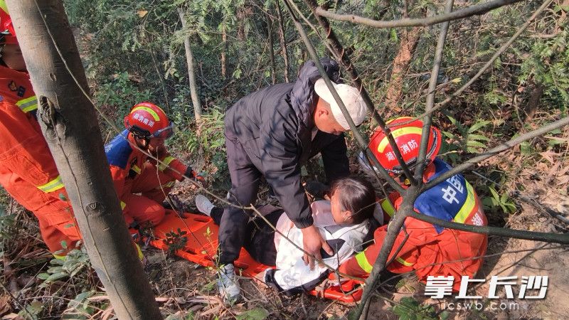 女游客因崴脚被困半山腰。 均为长沙晚报通讯员 王磊 摄 女游客因崴脚被困半山腰。 均为长沙晚报通讯员 王磊 摄