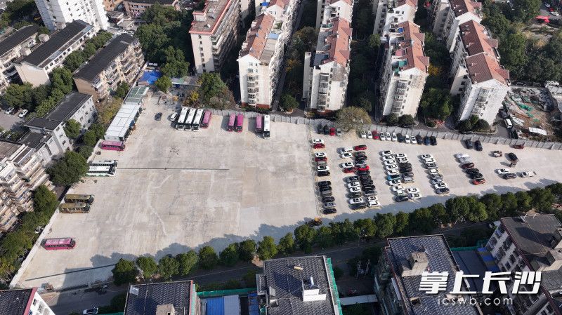 地块新增100余个停车位,有效缓解了周边居民停车难的问题。 地块新增100余个停车位,有效缓解了周边居民停车难的问题。