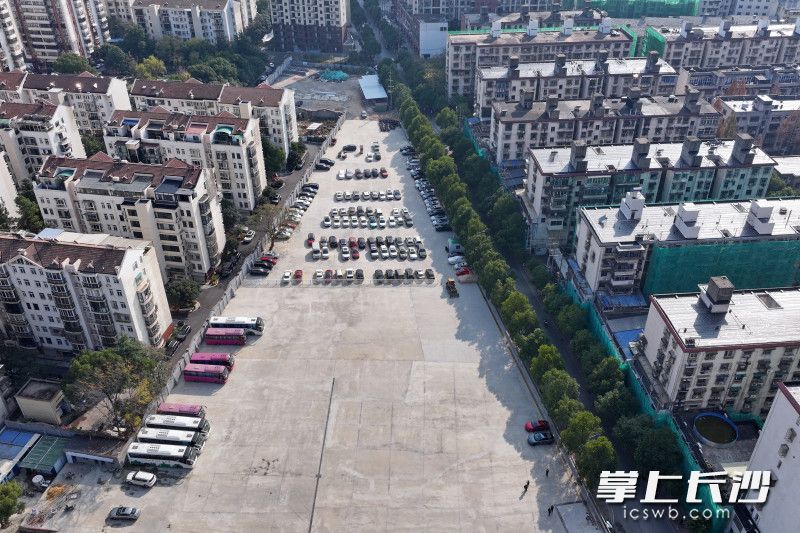 12月21日,芙蓉区荷花园街道荷花园社区恒达路东侧,一处新建成的停车场正式对外开放。除署名外均为长沙晚报全媒体记者 王志伟 摄 12月21日,芙蓉区荷花园街道荷花园社区恒达路东侧,一处新建成的停车场正式对外开放。除署名外均为长沙晚报全媒体记者 王志伟 摄