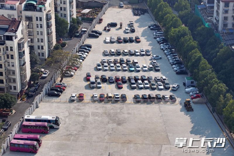 停车场入口处安装了智能道闸,108个标准车位整齐排列。 停车场入口处安装了智能道闸,108个标准车位整齐排列。