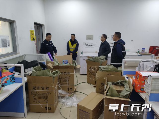 大量烟花爆竹仅用纸箱和塑料薄膜简易封装,未采取任何安全防护措施。 均为长沙晚报通讯员张珊珊供图 大量烟花爆竹仅用纸箱和塑料薄膜简易封装,未采取任何安全防护措施。 均为长沙晚报通讯员张珊珊供图