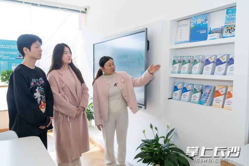 位于长沙火车南站的大学生创业服务接待站为学子提供一站式服务。